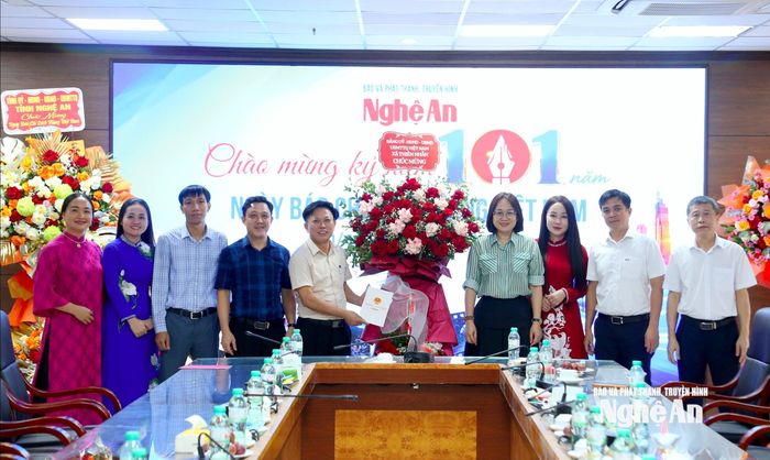 Đảng ủy, HĐND, UBND, UB MTTQ xã Thiên Nhẫn chúc mừng Báo và phát thanh truyền hình Nghệ An. Ảnh: Quang An