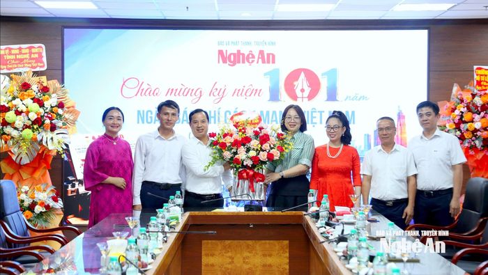 Đảng ủy, HĐND, UBND, Ủy ban MTTQ xã Quỳnh Anh chúc mừng Báo và phát thanh, truyền hình Nghệ An. Ảnh: Quang An