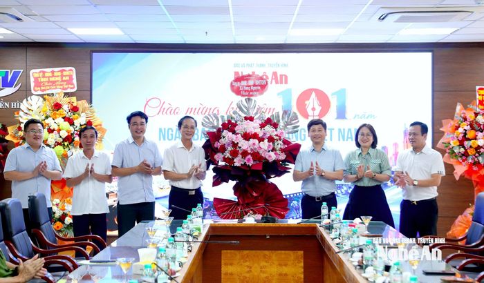 Đảng ủy, HĐND, UBND, Ủy ban MTTQ xã Hưng Nguyên chúc mừng Báo và phát thanh, truyền hình Nghệ An. Ảnh: Quang An