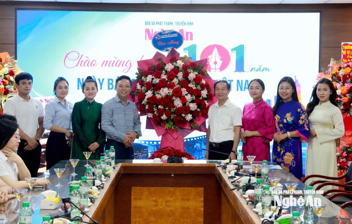 Bệnh viện Sản Nhi Nghệ An chúc mừng Báo và phát thanh, truyền hình Nghệ An. Ảnh: Quang An