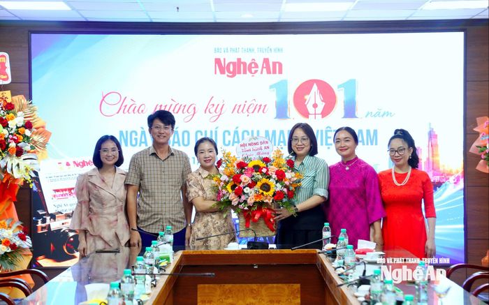 Hội Nông dân tỉnh Nghệ An chúc mừng Báo và phát thanh, truyền hình Nghệ An. Ảnh: Quang An
