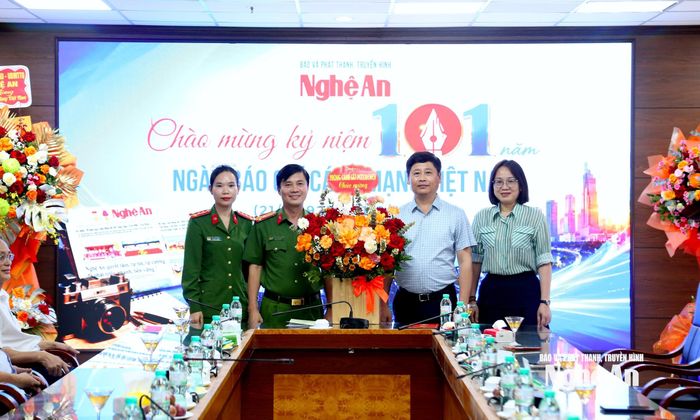 Phòng Cảnh sát PCCC &amp; CNCH chúc mừng Báo và phát thanh, truyền hình Nghệ An. Ảnh: Quang An