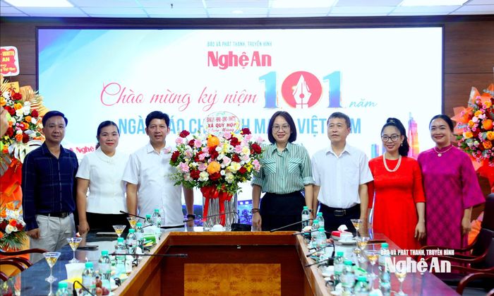 Đảng ủy, HĐND, UBND, Ủy ban MTTQ xã Quỳ Hợp chúc mừng Báo và phát thanh, truyền hình Nghệ An. Ảnh: Quang An