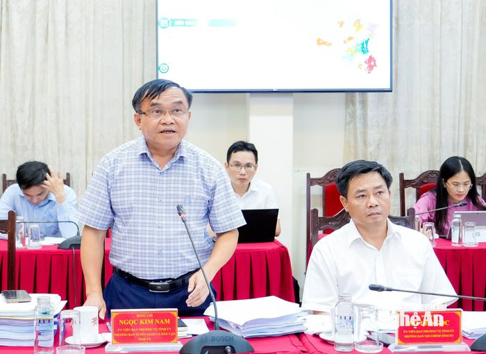 Trưởng ban Tuyên giáo và Dân vận Tỉnh ủy Ngọc Kim Nam phát biểu tại phiên họp. Ảnh: Phạm Bằng