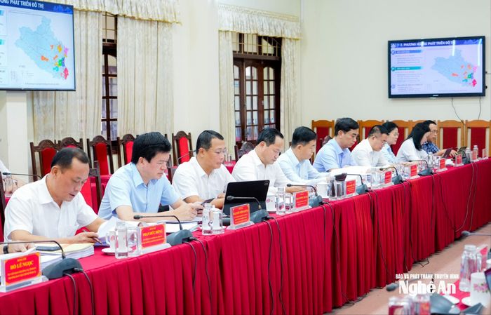 Các đồng chí Ủy viên Ban Thường vụ Tỉnh ủy, lãnh đạo các sở, ngành dự phiên họp. Ảnh: Phạm Bằng