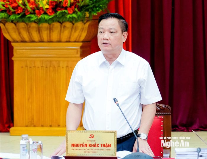 Bí thư Tỉnh ủy, Trưởng đoàn ĐBQH tỉnh Nguyễn Khắc Thận phát biểu kết luận các nội dung tại phiên họp. Ảnh: Phạm Bằng