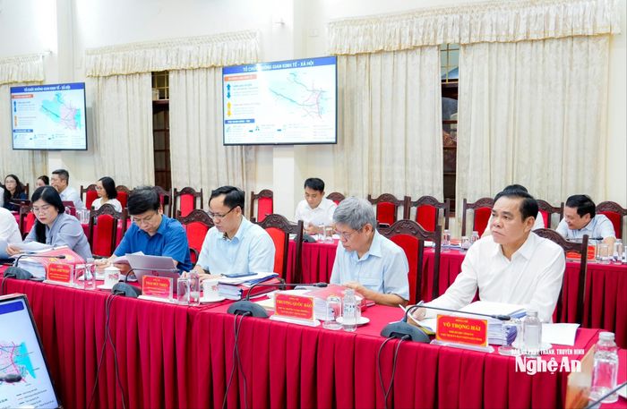 Các đồng chí Thường trực Tỉnh ủy, đại diện các ban Đảng Trung ương phụ trách Nghệ An dự phiên họp. Ảnh: Phạm Bằng