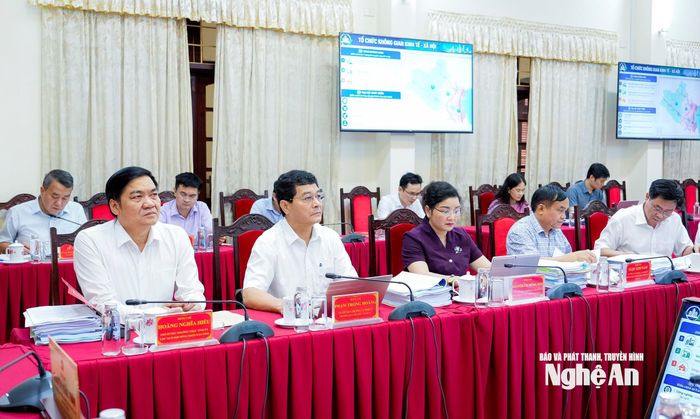 Các đồng chí Thường trực Tỉnh ủy, Ủy viên Ban Thường vụ Tỉnh ủy dự phiên họp. Ảnh: Phạm Bằng