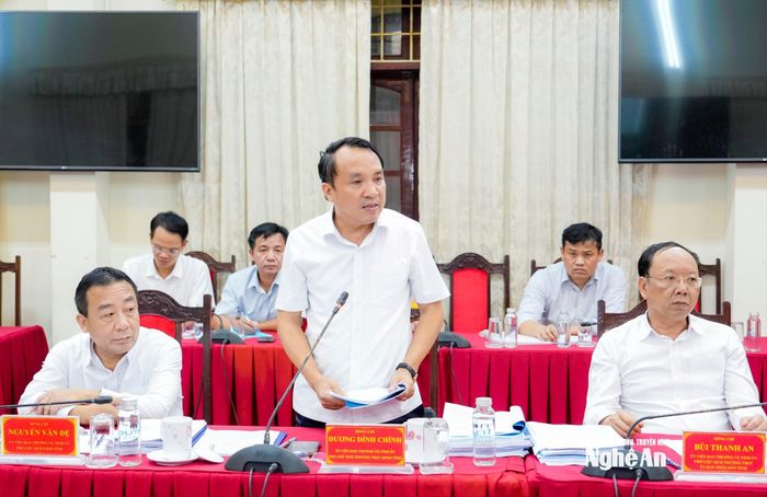 Phó Chủ tịch Thường trực HĐND tỉnh Dương Đình Chỉnh phát biểu tại phiên họp. Ảnh: Phạm Bằng