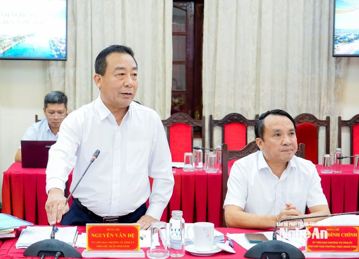 Phó Chủ tịch UBND tỉnh Nguyễn Văn Đệ phát biểu tại phiên họp. Ảnh: Phạm Bằng