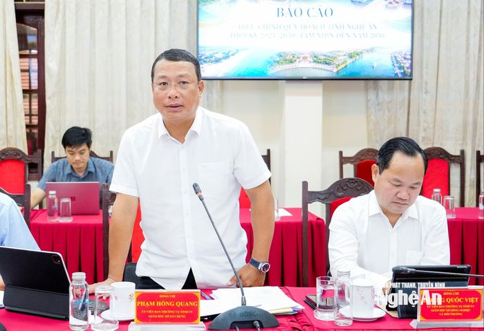 Giám đốc Sở Xây dựng Phạm Hồng Quang phát biểu tại phiên họp. Ảnh: Phạm Bằng