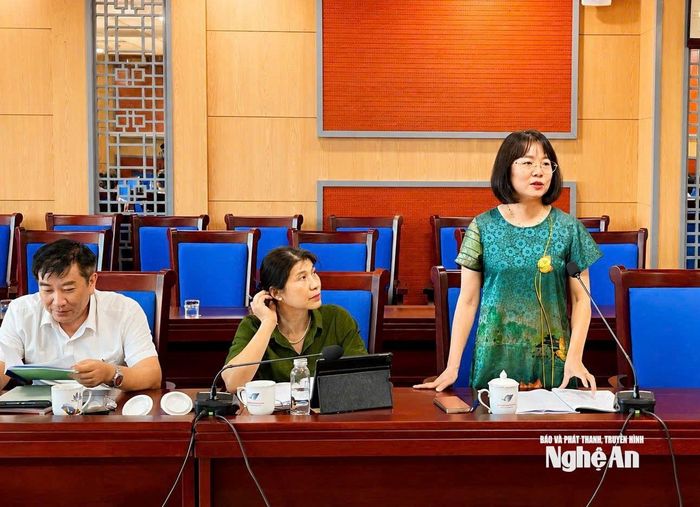 Bà Quế Thị Trâm Ngọc - Phó Trưởng ban Dân tộc HĐND tỉnh góp ý vào dự thảo nghị quyết. Ảnh: P.V