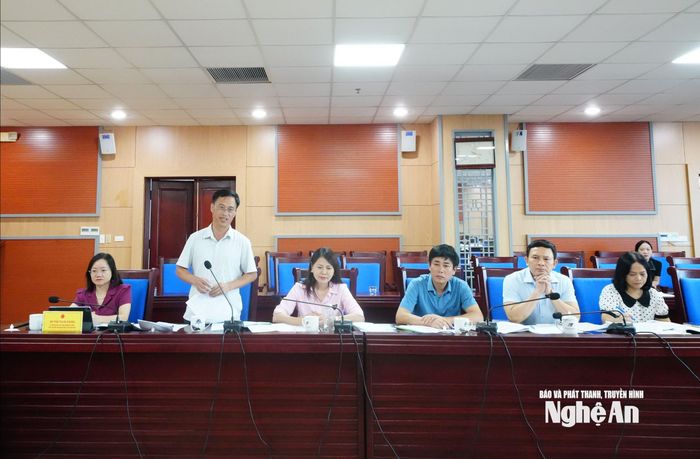 Phó Giám đốc Sở Nội vụ - Lê Văn Lĩnh thay mặt cơ quan soạn thảo báo cáo, làm rõ các vấn đề đại biểu quan tâm. Ảnh: Mai Hương