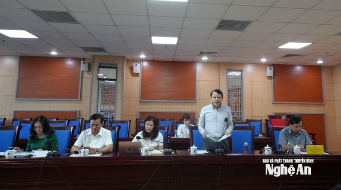 Ông Trần Đình Toàn - Phó Trưởng ban Pháp chế HĐND tỉnh góp ý tại cuộc thẩm tra. Ảnh: Mai Hương
