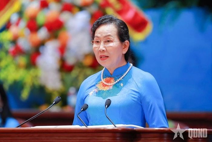 Đồng chí Lê Thị Thủy - Ủy viên Trung ương Đảng, Phó Chủ tịch Ủy ban Trung ương MTTQ Việt Nam, Chủ tịch Hội Liên hiệp Phụ nữ Việt Nam khóa XIV phát biểu bế mạc đại hội. Ảnh: Báo Quân đội nhân dân