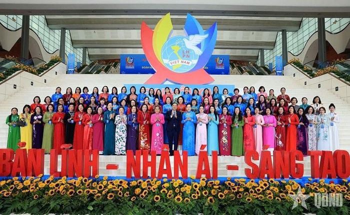 Đồng chí Phạm Gia Túc - Ủy viên Bộ Chính trị, Bí thư Trung ương Đảng, Phó Thủ tướng Thường trực cùng Ban Chấp hành Trung ương Hội Liên hiệp Phụ nữ Việt Nam khóa XIV. Ảnh: Báo Quân đội nhân dân