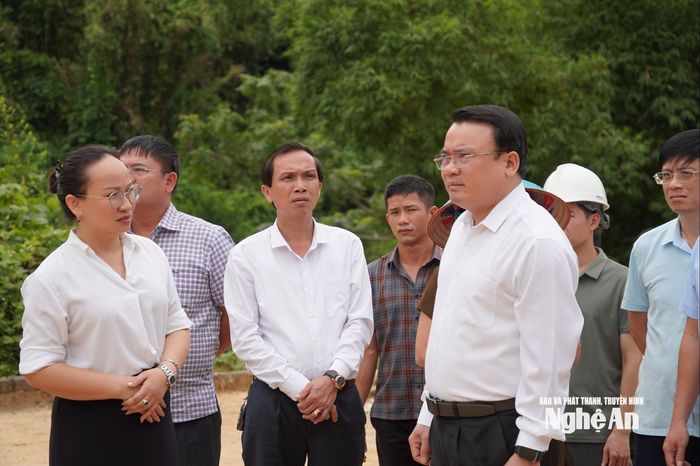 Đồng chí Phùng Thành Vinh và đoàn công tác kiểm tra thực địa tuyến đường Tiền Phong - Hạnh Dịch. Ảnh: Sầm Thanh