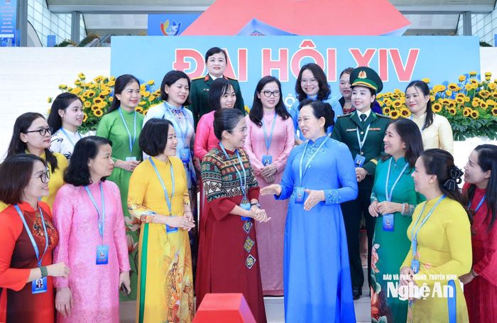 Chủ tịch Hội Liên hiệp Phụ nữ Việt Nam Lê Thị Thủy trao đổi với đoàn đại biểu tỉnh Nghệ An. Ảnh: PV
