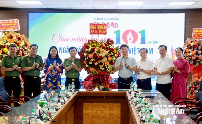 Lãnh đạo Công an tỉnh chúc mừng Báo và phát thanh, truyền hình Nghệ An. Ảnh: Quang An