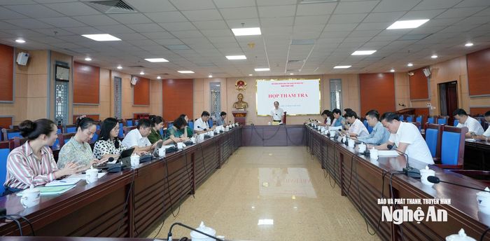 Toàn cảnh Ban Pháp chế HĐND tỉnh họp thẩm tra dự thảo nghị quyết trình kỳ họp thứ 3 (kỳ chuyên đề) HĐND tỉnh khóa XIX. Ảnh: Mai Hương