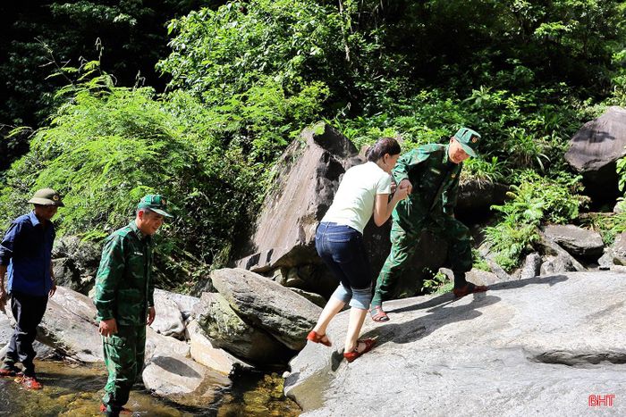 Thác Tiên cách trung tâm xã Hương Khê khoảng 30 km. Từ khu dân cư thôn Phú Lâm, du khách có thể di chuyển bằng ô tô, xe máy theo tuyến đường tuần tra biên giới. Từ đây, tiếp tục đi bộ khoảng 2 km theo lối mòn dưới tán rừng, mất khoảng 20 - 30 phút để đến chân thác. Do địa hình rừng núi hiểm trở, khách du lịch muốn tiếp cận thác cần có sự hướng dẫn của người dân địa phương hoặc lực lượng biên phòng.