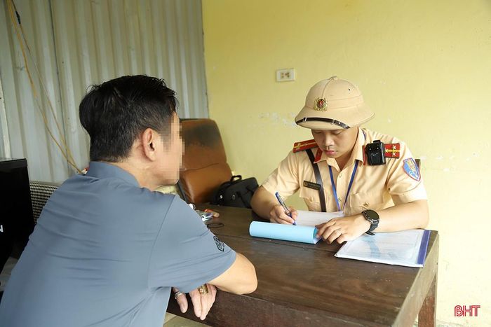 Lực lượng CSGT làm việc với trường hợp vi phạm quy định ATGT đường sắt.