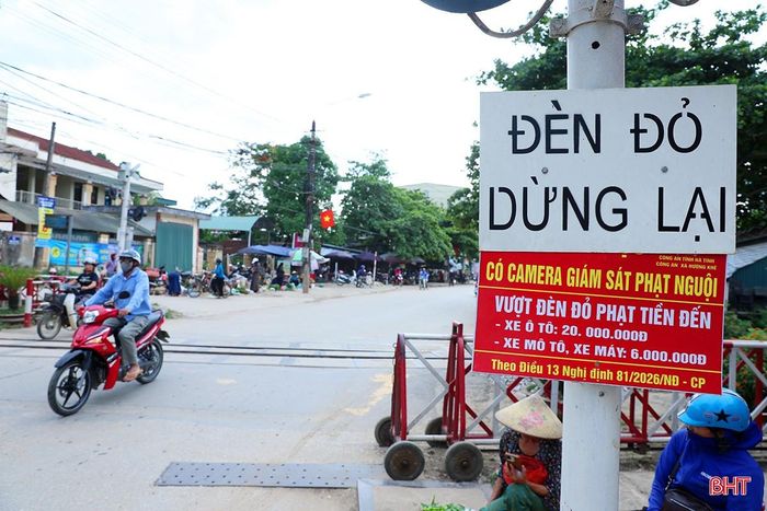 Lực lượng công an đã gắn bảng thông báo về mức phạt mới đối với hành vi vi phạm quy định vượt rào chắn đường sắt khi đèn cảnh báo đã bật cho người dân nắm bắt.