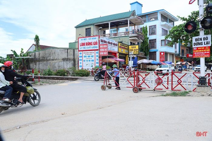 Người phụ nữ cố vượt rào chắn đường sắt khi đèn cảnh báo đã bật và nhân viên gác chắn đang kéo rào chắn trước khi tàu hỏa di chuyển qua.
