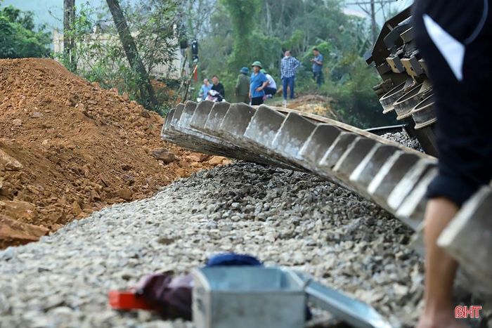 Vụ tai nạn lật tàu hàng vào tháng 3/2025 làm tuyến đường sắt Bắc - Nam qua địa bàn xã Đức Liên, huyện Vũ Quang cũ, nay là xã Thượng Đức bị tê liệt 25 giờ.