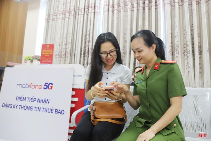 Cán bộ Phòng Cảnh sát QLHC về TTXH (Công an tỉnh) hướng dẫn công dân kích hoạt tài khoản định danh điện tử.