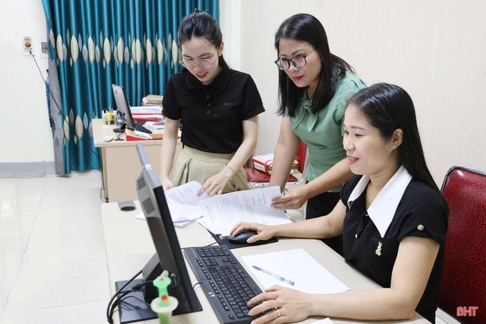 Cán bộ Ban Xây dựng Đảng xã Đan Hải tập trung tham mưu, rà soát các nội dung liên quan đến kiện toàn tổ chức đảng.