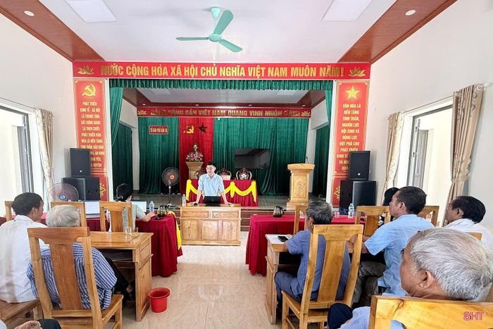 Ban Xây dựng Đảng phường Bắc Hồng Lĩnh làm việc với cấp ủy các chi bộ dự kiến thành lập mới để rà soát, xây dựng phương án nhân sự cấp ủy.