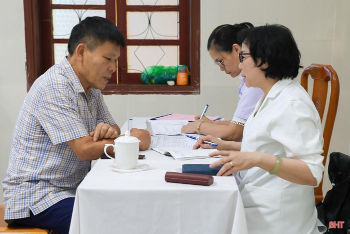 Các bác sĩ tuyến trung ương tư vấn cách chăm sóc sức khỏe cho từng cán bộ.