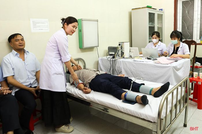 Các cán bộ được nhân viên y tế thực hiện kỹ thuật đo độ đàn hồi mạch máu...