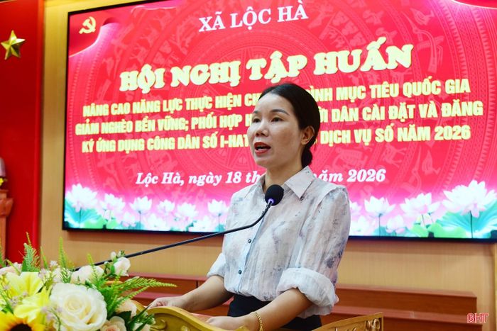 Bà Nguyễn Thị Minh - Trưởng phòng Kinh tế, UBND xã Lộc Hà thông tin tình hình thực hiện Chương trình mục tiêu quốc gia giảm nghèo bền vững và chỉ đạo, đôn đốc các thôn tiếp tục vào cuộc hiệu quả.