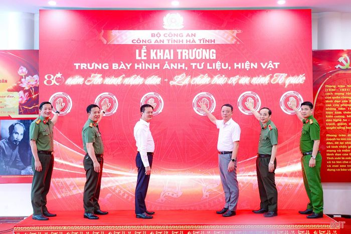 Chủ tịch UBND tỉnh Phan Thiên Định và các đại biểu cử hành nghi thức khai trương trưng bày hình ảnh, tư liệu, hiện vật chào mừng kỷ niệm 80 năm ngày truyền thống lực lượng An ninh nhân dân.