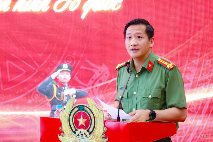 Thượng tá Nguyễn Quốc Hùng - Phó Giám đốc Công an tỉnh phát biểu khai trương trưng bày.