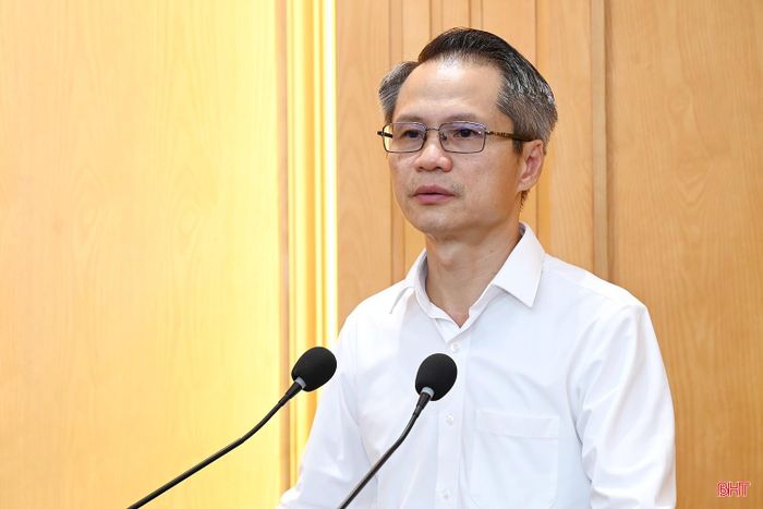 Đồng chí Lê Văn Khánh - Phó Trưởng ban Tuyên giáo và Dân vận Tỉnh ủy quán triệt các văn bản chỉ đạo của Trung ương, tỉnh tại hội nghị.