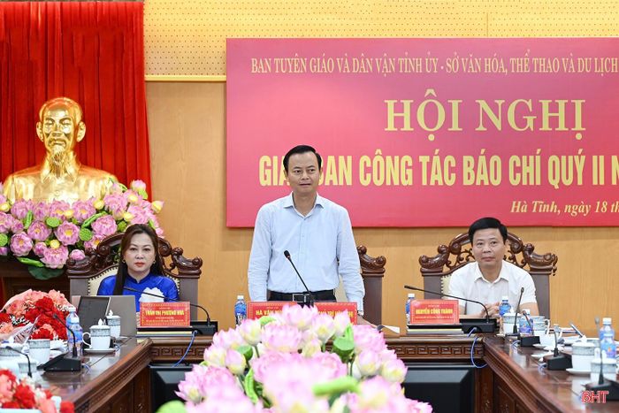 Các đồng chí: Hà Văn Hùng - Trưởng ban Tuyên giáo và Dân vận Tỉnh ủy; Nguyễn Công Thành - Phó Giám đốc Sở VH-TT&amp;DL; Trần Thị Phương Hoa - Phó Giám đốc Báo và phát thanh, truyền hình Hà Tĩnh, Chủ tịch Hội Nhà báo tỉnh chủ trì hội nghị.