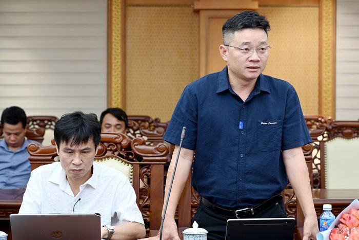 Nhà báo Ngô Anh Tuấn - Trưởng Văn phòng đại diện Báo Nhân Dân tại Hà Tĩnh phát biểu tại hội nghị.