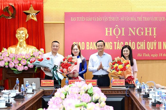 Trước khi bước vào hội nghị, đồng chí Hà Văn Hùng - Trưởng ban Tuyên giáo và Dân vận Tỉnh ủy đã tặng hoa chúc mừng tập thể Hội Nhà báo tỉnh, Báo và phát thanh, truyền hình Hà Tĩnh, Chi hội Nhà báo văn phòng đại diện và phóng viên thường trú nhân kỷ niệm 101 năm Ngày Báo chí Cách mạng Việt Nam (21/6).