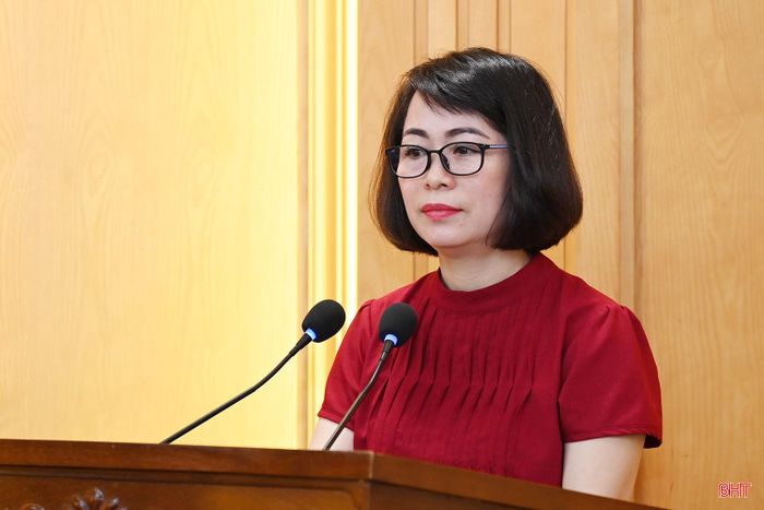 Đồng chí Phan Thị Tố Hoa - Phó Trưởng ban Tổ chức Tỉnh ủy thông tin về kết quả sơ kết 1 năm thực hiện mô hình chính quyền địa phương 2 cấp trên địa bàn tỉnh.