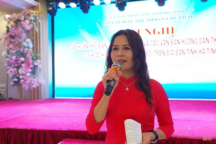 Bà Vũ Thu Thủy - Trưởng phòng Quảng cáo và Tuyên truyền (Cục Văn hóa, cơ sở, gia đình và thư viện - Bộ VH-TT&amp;DL) phổ biến các điểm mới của Luật Quảng cáo.