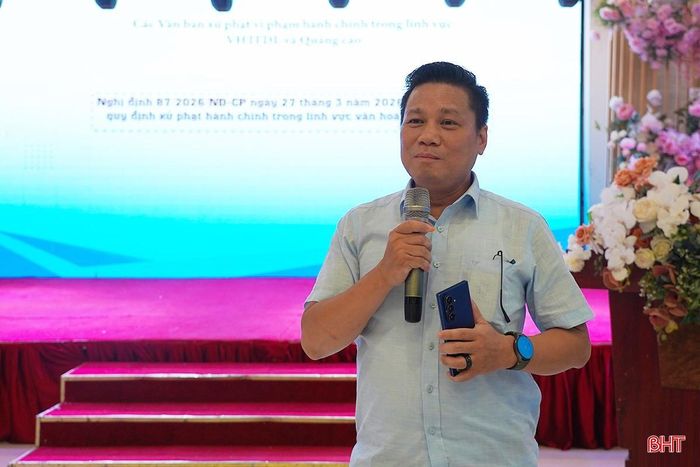 Ông Phạm Thành Minh - Phó Chủ tịch, Tổng Thư ký Hiệp hội Quảng cáo Hà Nội truyền đạt các nội dung về quy hoạch quảng cáo ngoài trời trên địa bàn tỉnh Hà Tĩnh.