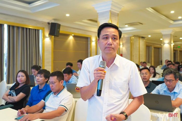Ông Trần Thanh Hoài - Phó Chánh văn phòng Báo và phát thanh, truyền hình Hà Tĩnh đóng góp nhiều ý kiến tại hội nghị tập huấn.