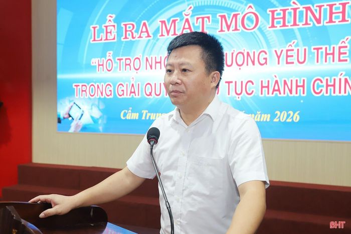 Bí thư Đảng ủy xã Cẩm Trung Phạm Hoàng Anh phát biểu tại lễ ra mắt.