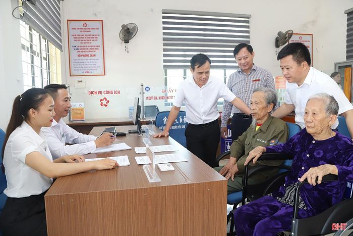 Lãnh đạo Ban Tuyên giáo và Dân vận Tỉnh ủy, xã Cẩm Trung trò chuyện với người dân tại Trung tâm Phục vụ hành chính công xã.