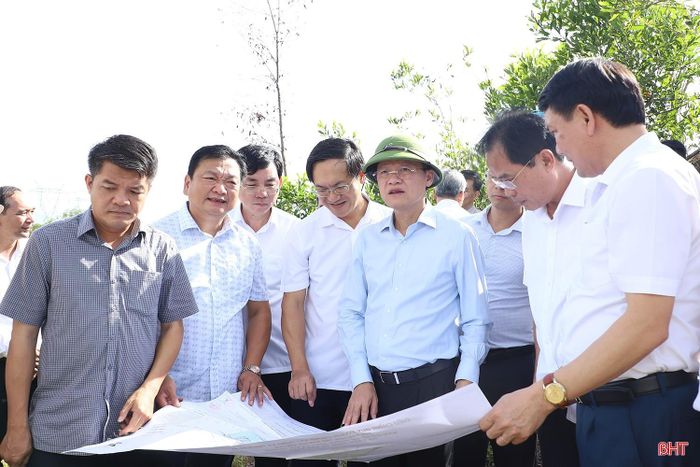 Đoàn công tác đã đi kiểm tra vị trí dự kiến xây dựng tuyến đường kết nối quốc lộ 8C đi khu dân cư phía Tây xã Thạch Xuân.