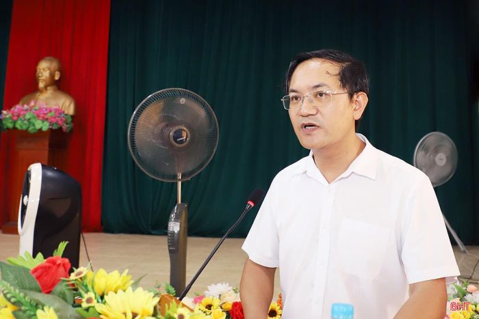 Đồng chí Nguyễn Bá Hà - Bí thư Đảng ủy xã Thạch Xuân thông tin về kết quả công tác xây dựng Đảng, phát triển kinh tế - xã hội trên địa bàn.