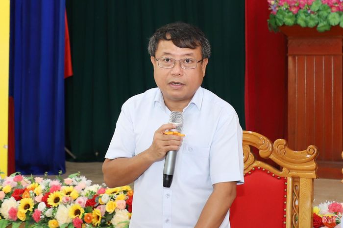 Đồng chí Dương Tất Thắng - Phó Chủ tịch Thường trực HĐND tỉnh, Trưởng đoàn công tác của BTV Tỉnh ủy chỉ đạo xã Thạch Xuân gợi mở các giải pháp phát triển kinh tế.